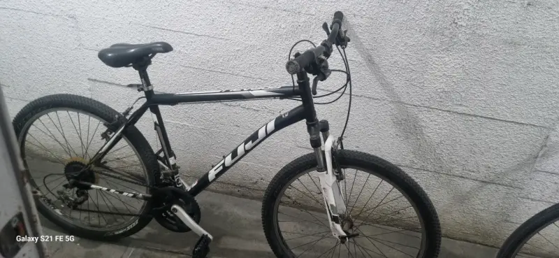 Bicicleta de montaña Fuji negra y blanca