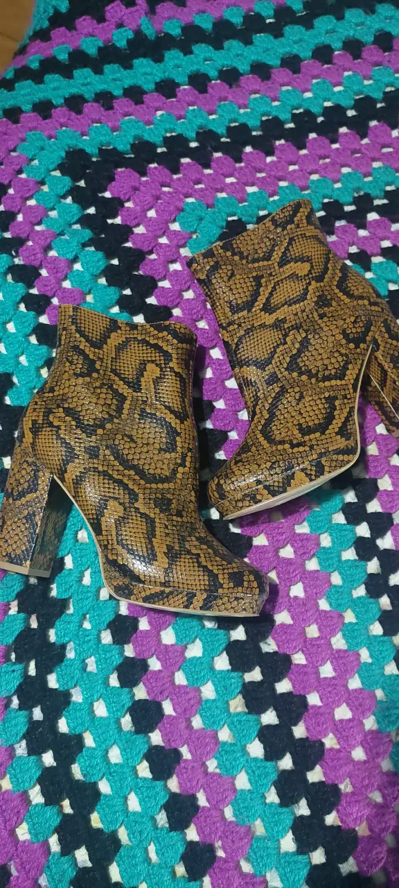 Botines de tacón alto con estampado de serpiente - 1