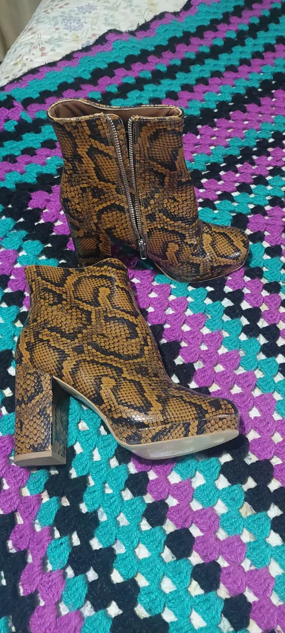 Botines de tacón alto con estampado de serpiente - 2