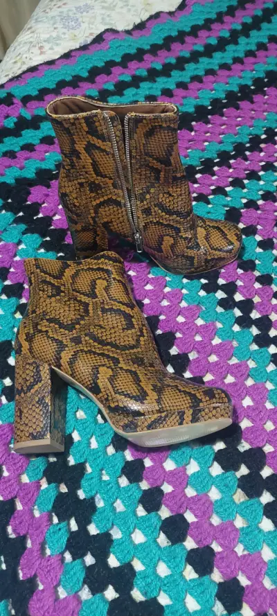 Botines de tacón alto con estampado de serpiente - miniatura 2