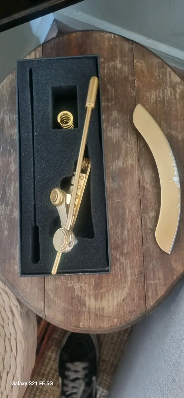 Puente de guitarra dorado con accesorios - 1