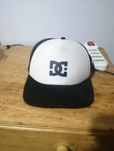 Gorra Trucker DC Shoes Blanca y Negra - miniatura 1