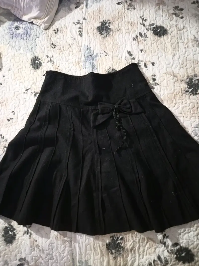 Falda negra con lazo decorativo - 2