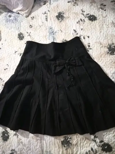 Falda negra con lazo decorativo - miniatura 2
