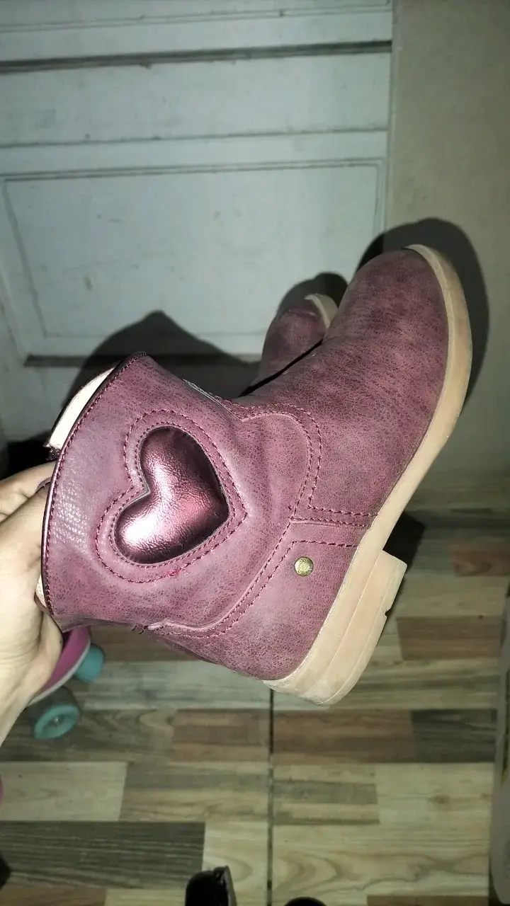 Botines de niña color burdeos con corazón