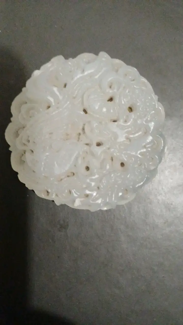 Colgante de jade tallado en forma circular - 1