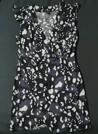 Vestido corto estampado blanco y negro - miniatura 1
