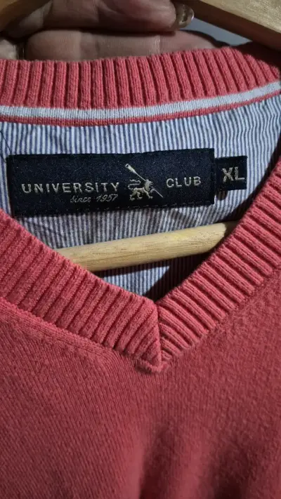Suéter rojo University Club para hombre - miniatura 4