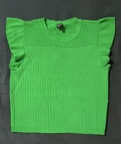 Polera verde con volantes en mangas - miniatura 1