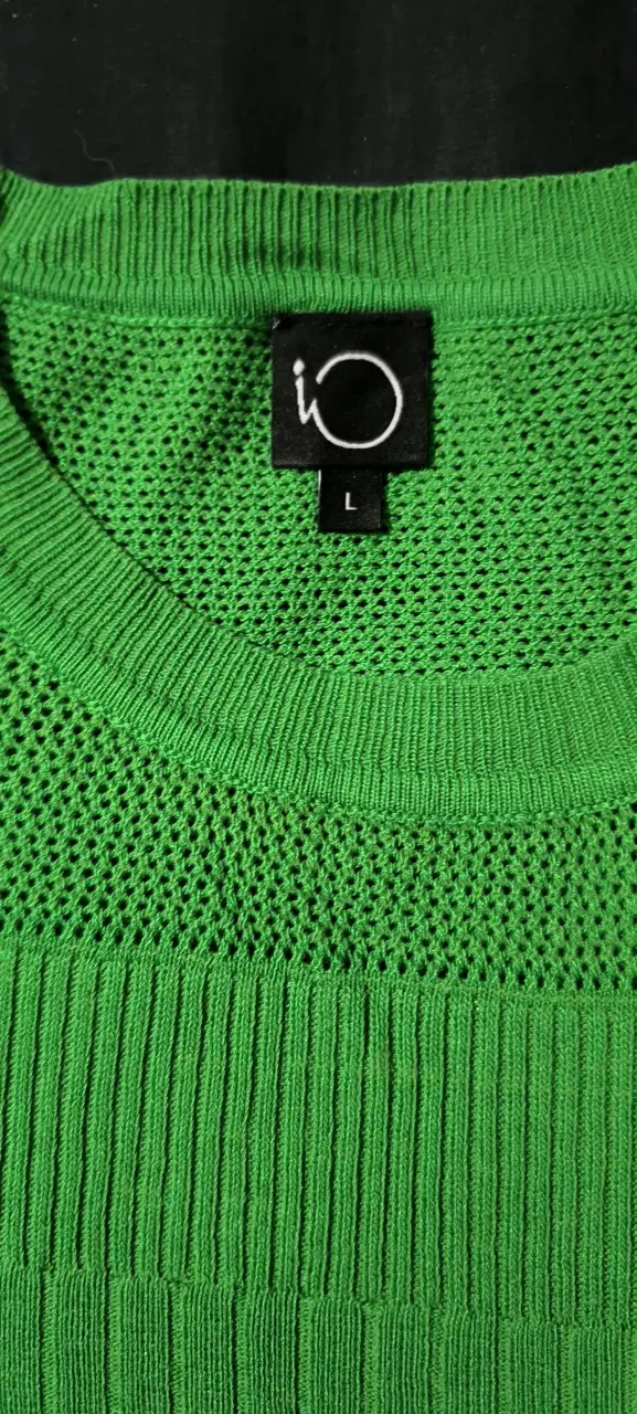 Polera verde con volantes en mangas - 2