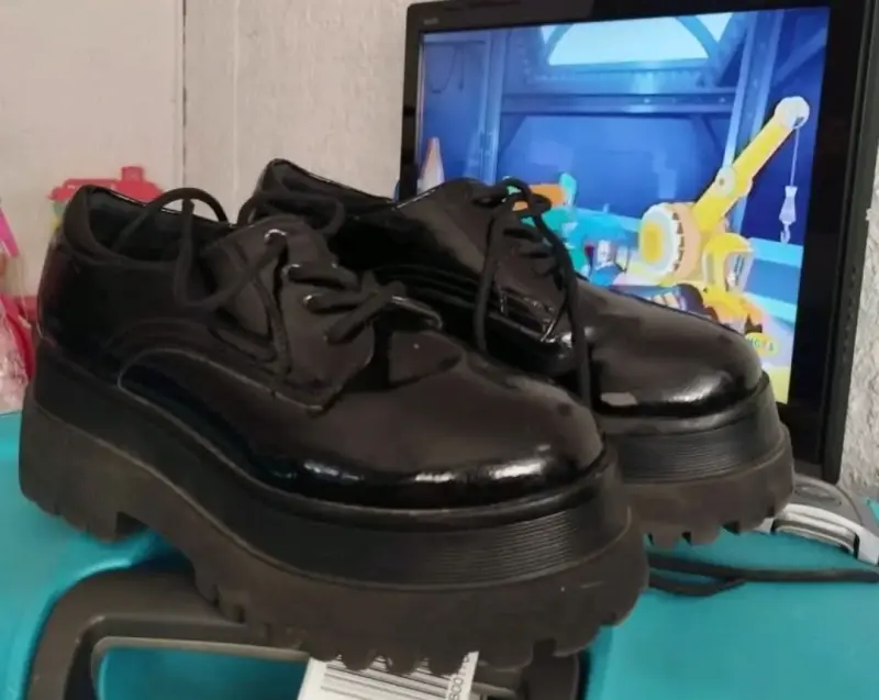 Zapatos de plataforma negros de charol para mujer - 1