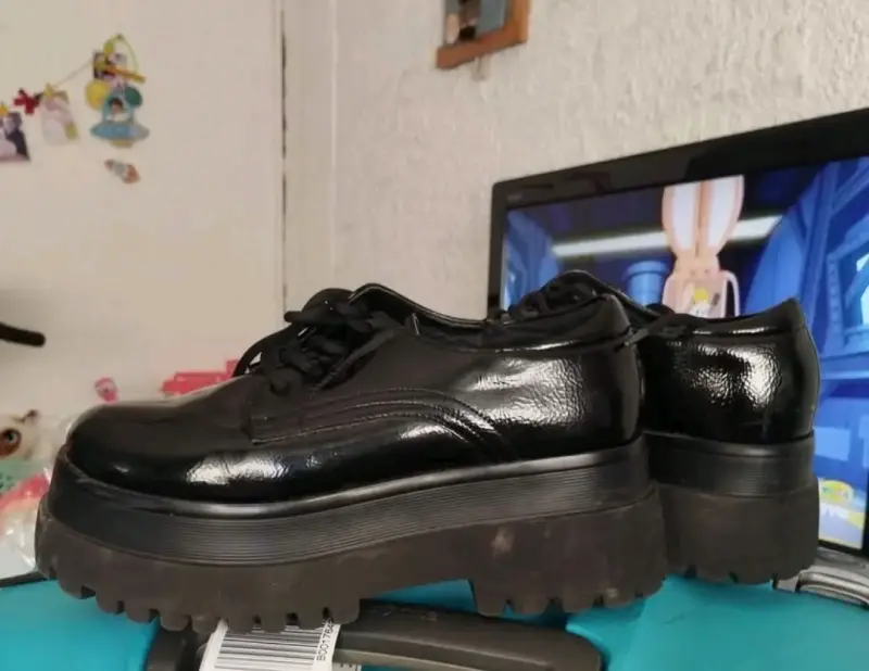 Zapatos de plataforma negros de charol para mujer - 2