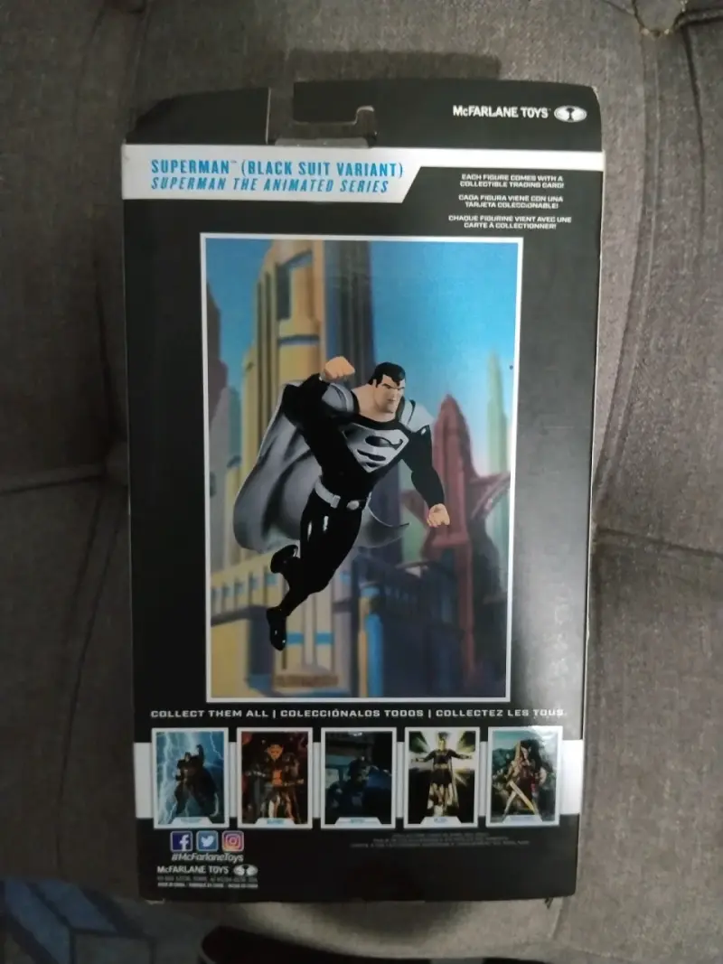 Figura de acción Superman traje negro DC - 2