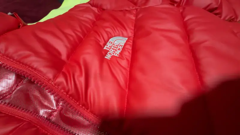Chaqueta acolchada roja The North Face (copia) - 4