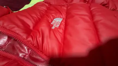 Chaqueta acolchada roja The North Face (copia) - miniatura 4