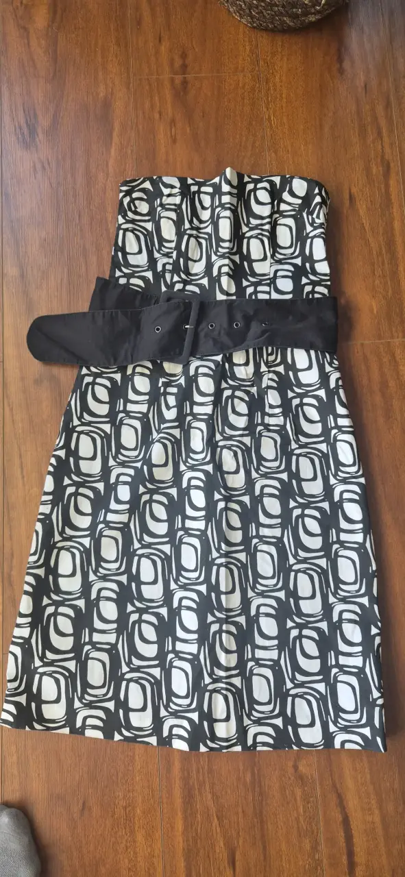 Vestido strapless con cinturón negro y blanco - 1