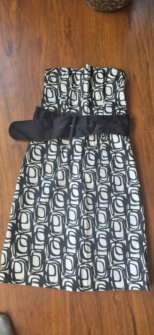 Vestido strapless con cinturón negro y blanco - 2