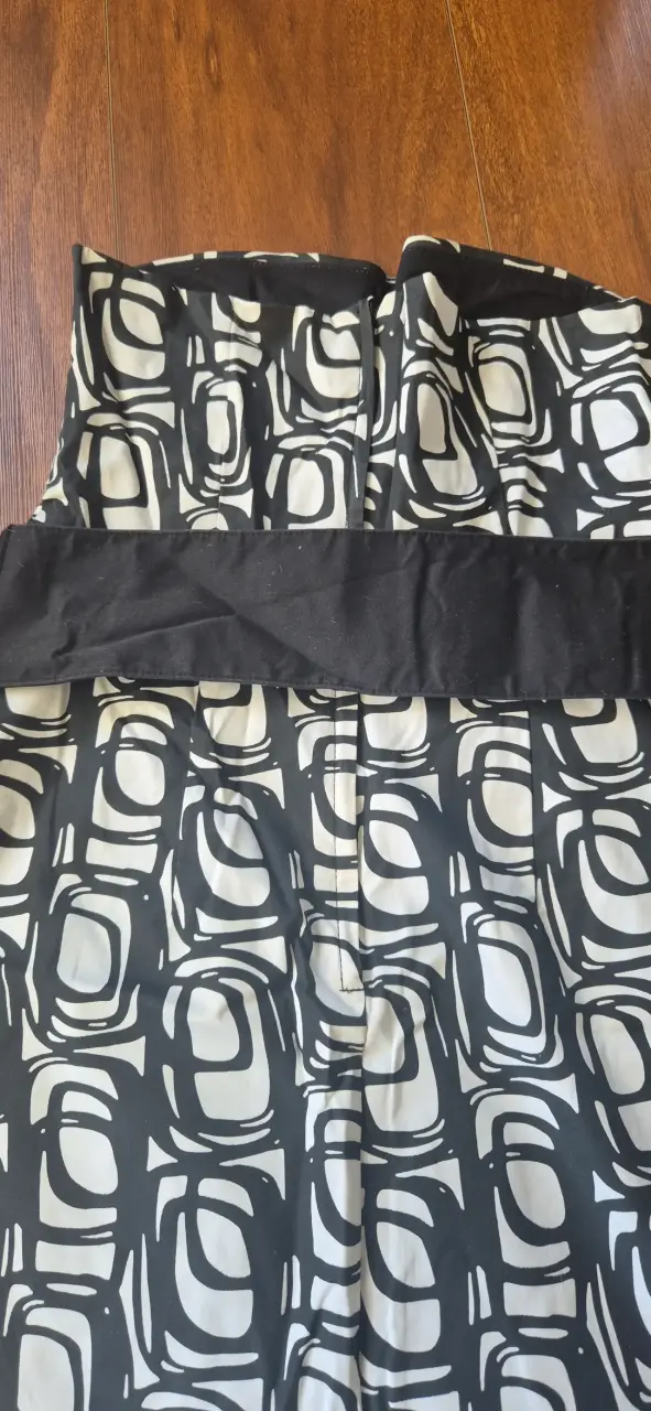 Vestido strapless con cinturón negro y blanco - 5