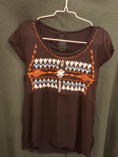 Blusa negra con bordado étnico - miniatura 1