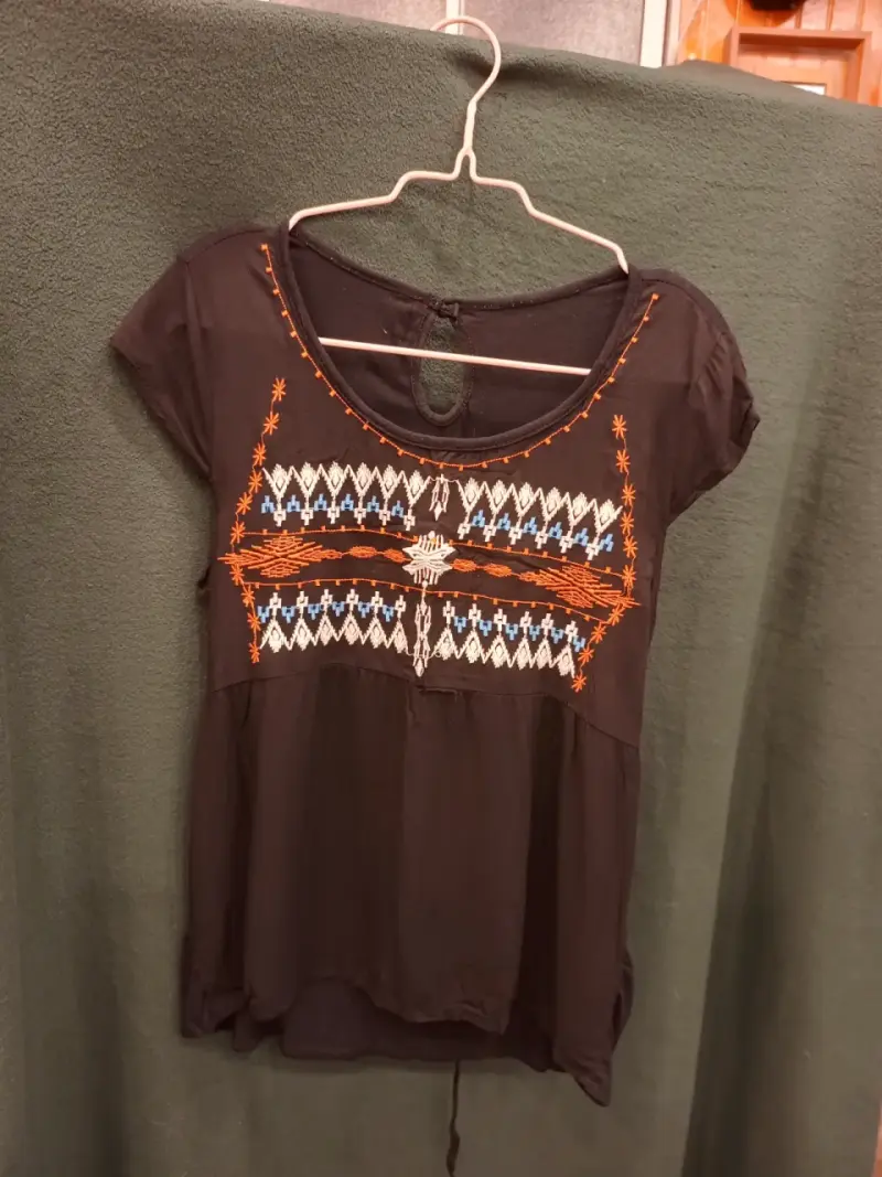 Blusa negra con bordado étnico - 2