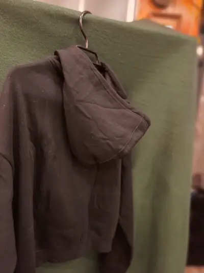 Polerón con capucha negro y gris para mujer - miniatura 3