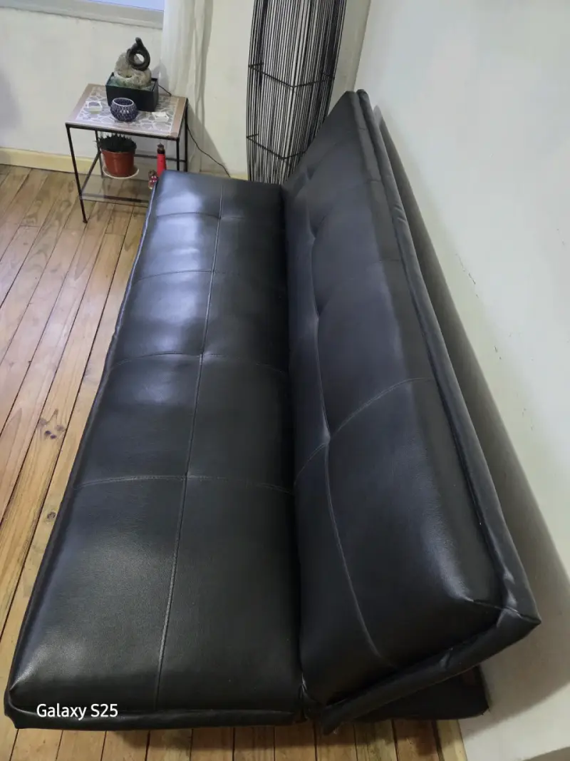Sofá cama de cuero negro en buen estado - 1