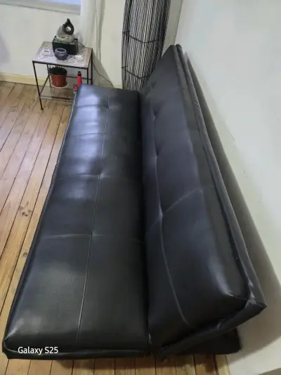 Sofá cama de cuero negro en buen estado - miniatura 1