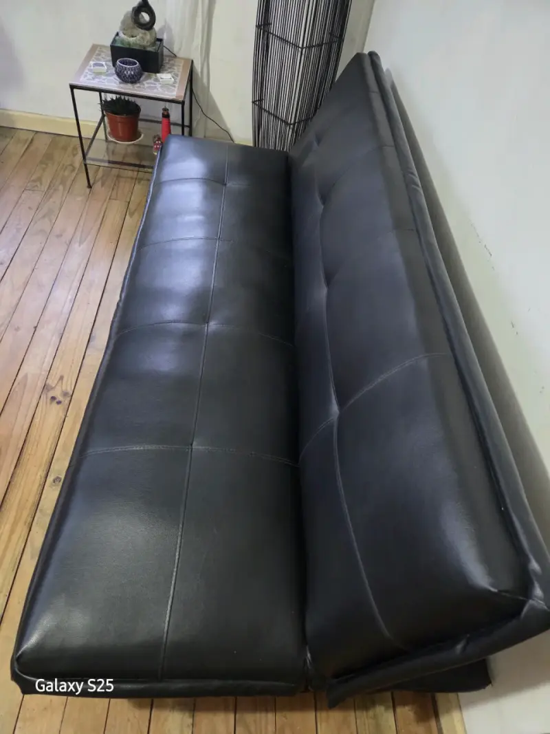 Sofá cama de cuero negro en buen estado - 2