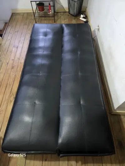 Sofá cama de cuero negro en buen estado - miniatura 3
