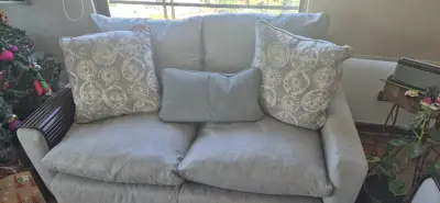 Sofá gris con cojines decorativos - miniatura 2
