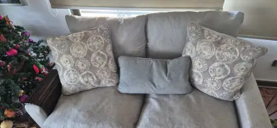Sofá gris con cojines decorativos - miniatura 6