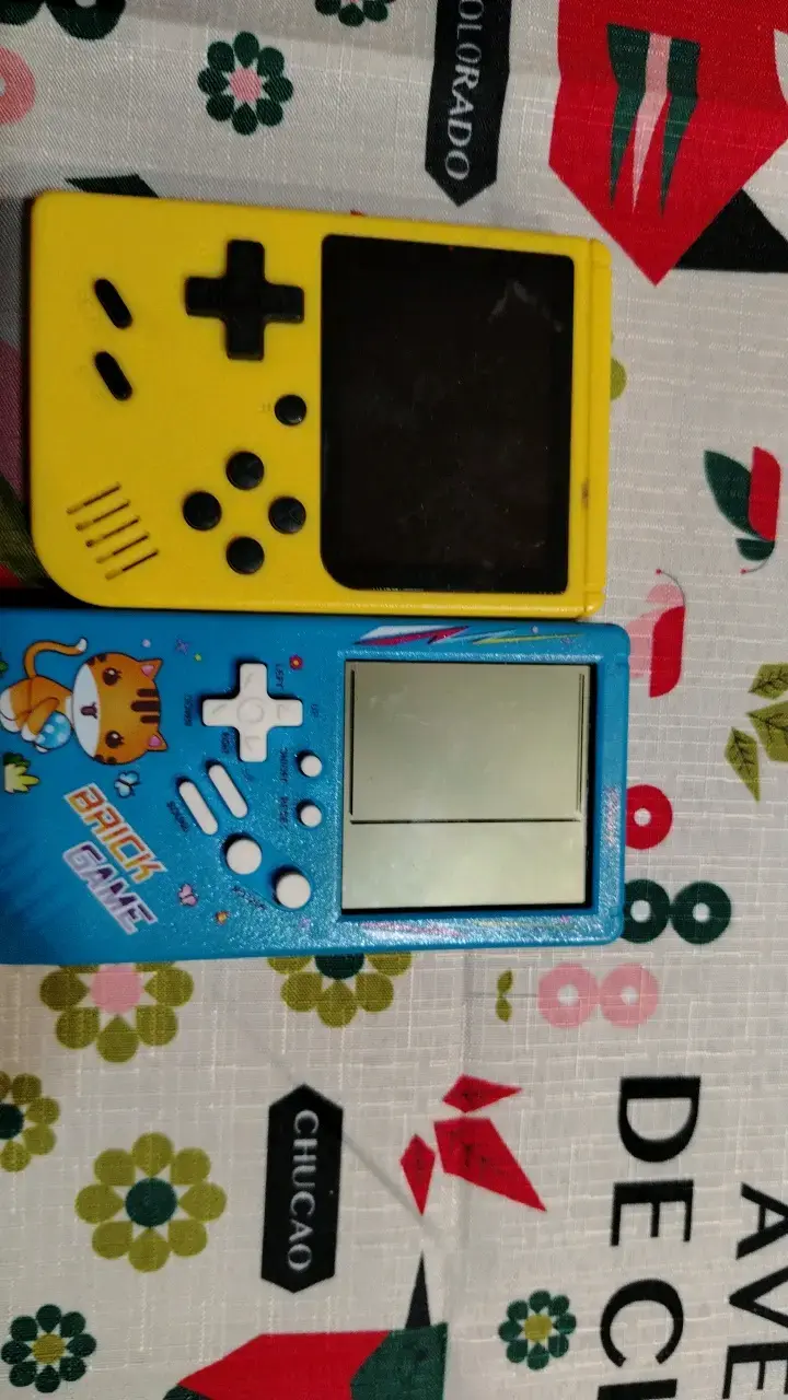 Consolas portátiles retro amarillo y azul - 1