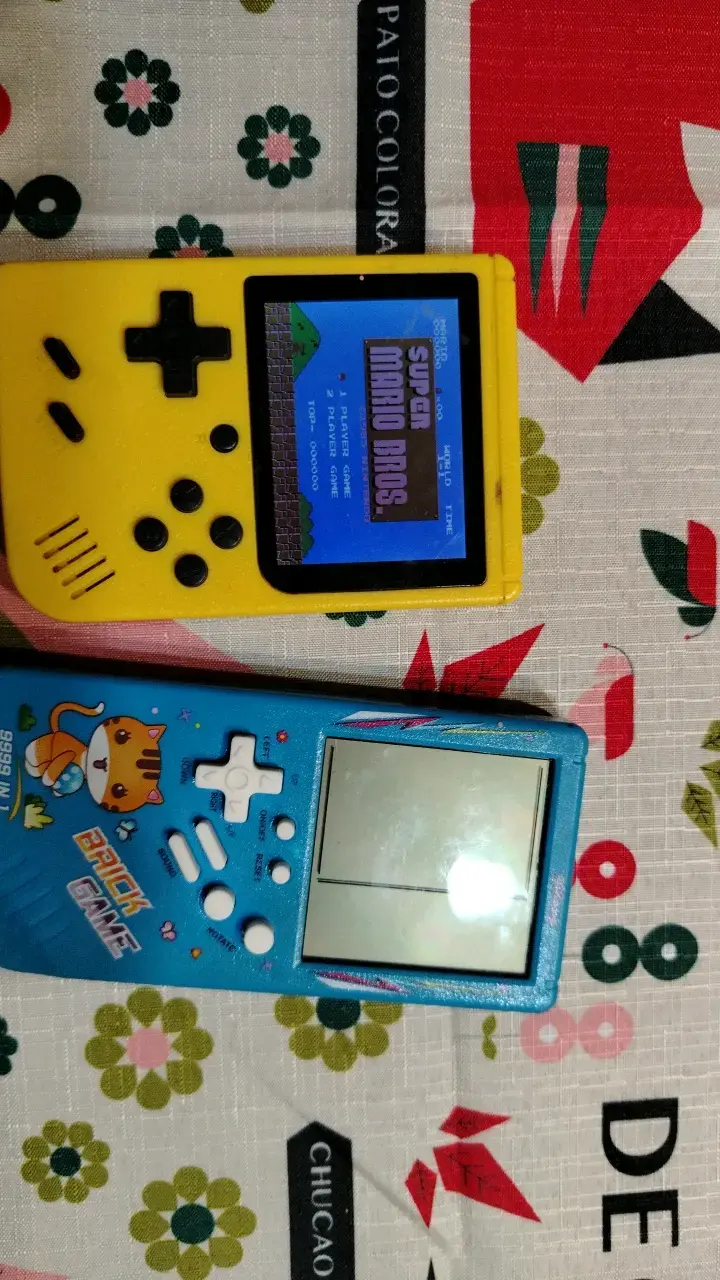 Consolas portátiles retro amarillo y azul - 2