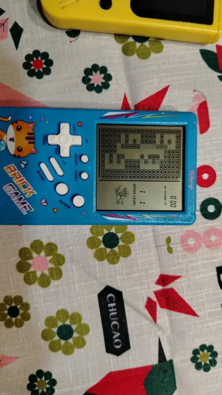 Consolas portátiles retro amarillo y azul - 3