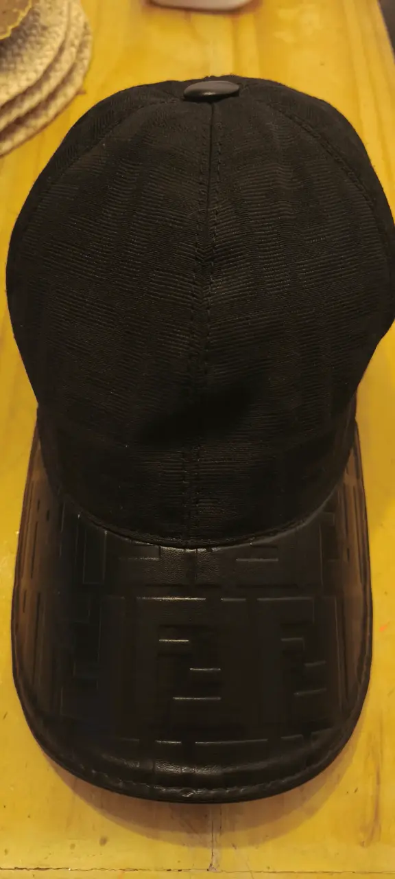 Gorra negra de diseño Fendi - 1