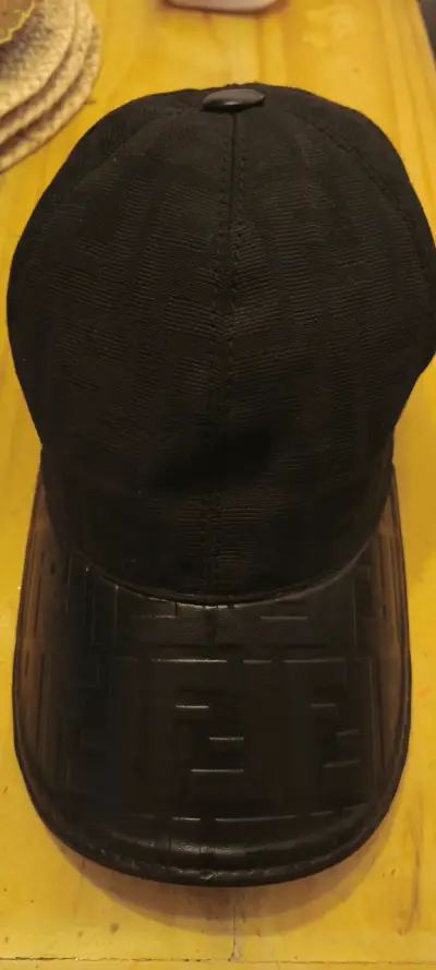 Gorra negra de diseño Fendi - miniatura 1