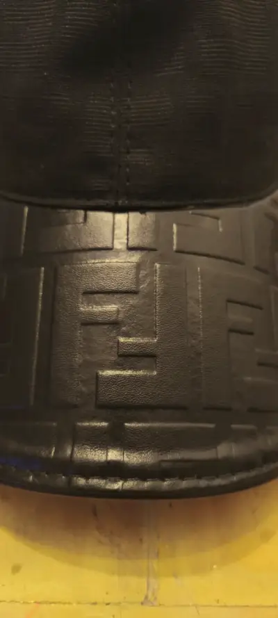 Gorra negra de diseño Fendi - miniatura 2