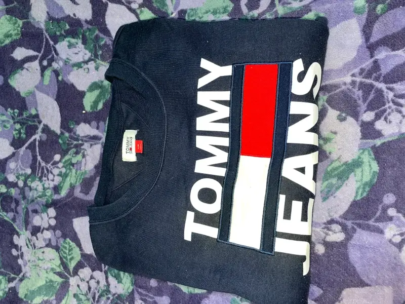 Polerón Tommy Jeans azul marino con logo - 1