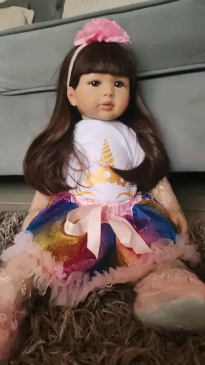 Muñeca bebé con ropa colorida y accesorios - miniatura 1