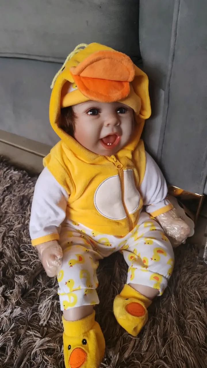 Muñeca bebé con ropa colorida y accesorios - 2
