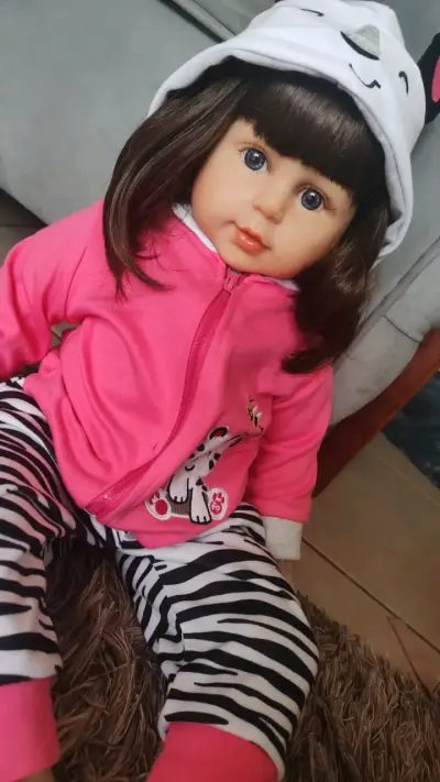 Muñeca bebé con ropa colorida y accesorios - miniatura 3