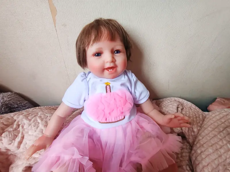 Muñeca bebé con ropa colorida y accesorios - 4