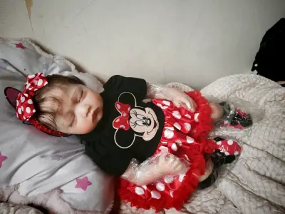 Muñeca bebé con ropa colorida y accesorios - miniatura 5