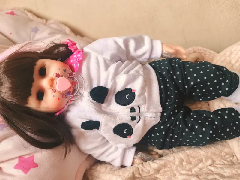 Muñeca bebé con ropa colorida y accesorios - 6