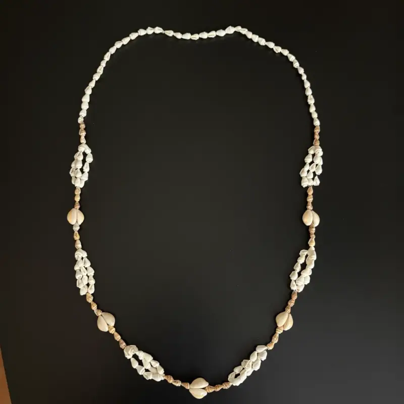 Collar artesanal con conchas naturales – 98 cm
