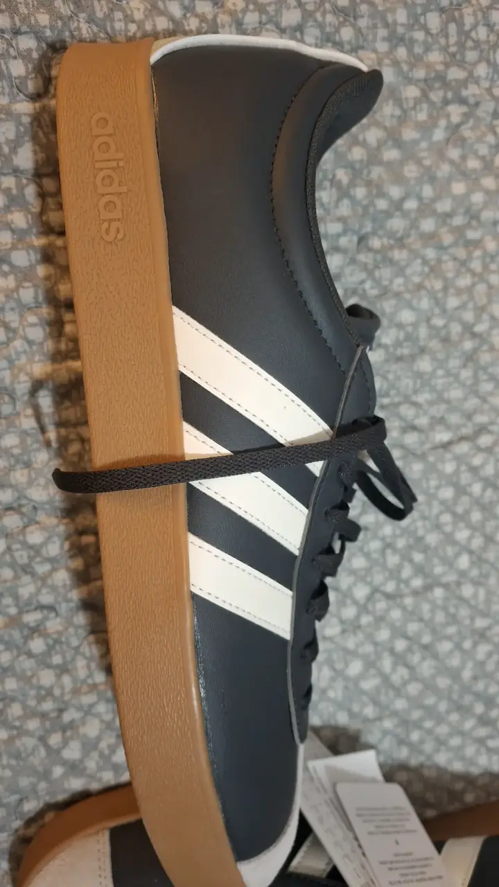 Zapatillas deportivas Adidas negras con suela de goma - 1