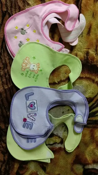 Set de baberos para bebé con diseños bordados - miniatura 1