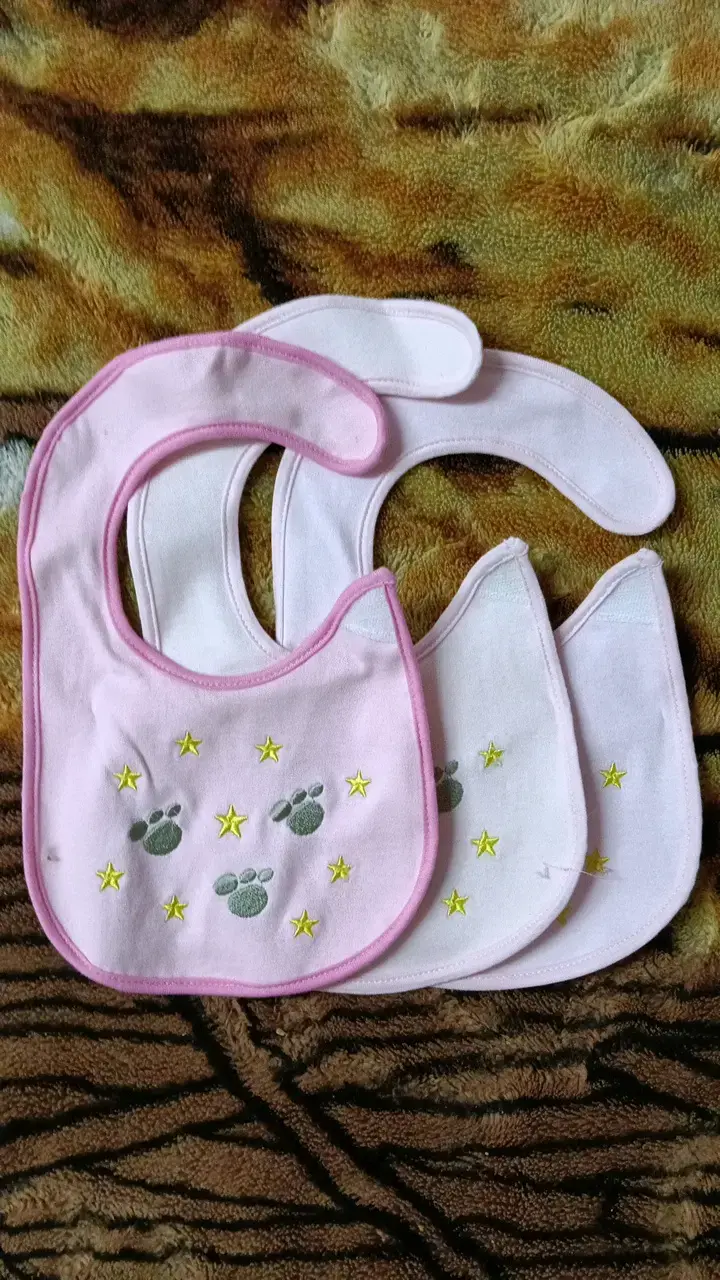 Set de baberos para bebé con diseños bordados - 2