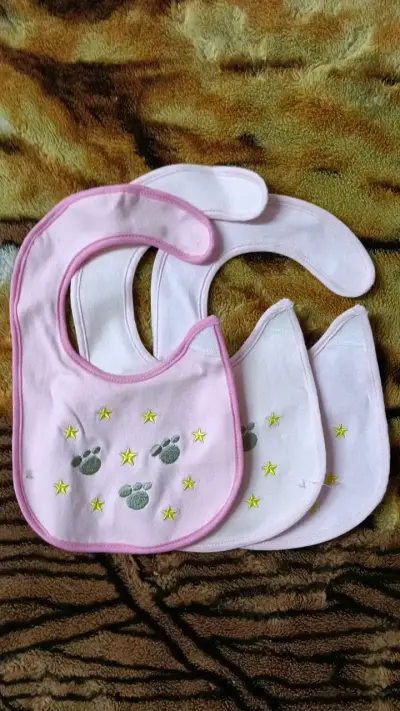 Set de baberos para bebé con diseños bordados - miniatura 2