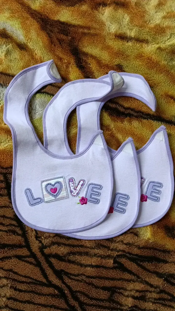 Set de baberos para bebé con diseños bordados - 3